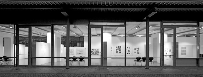 schwarz weiß Bild von dem Rudolf Chaudoire Pavillon am Campus Süd